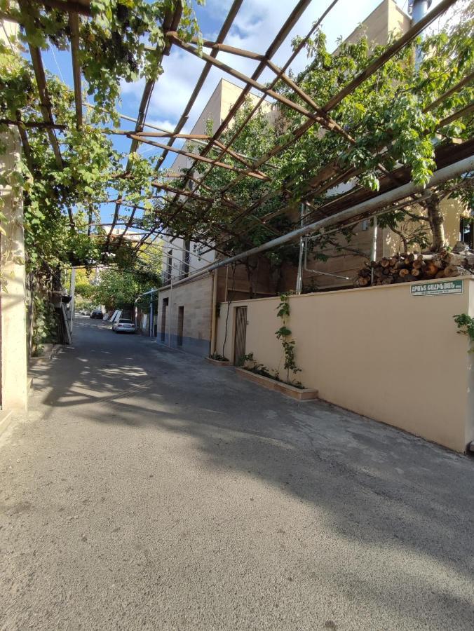 Hotelise I Bells-Of-Ireland Apartment Yerevan Bagian luar foto